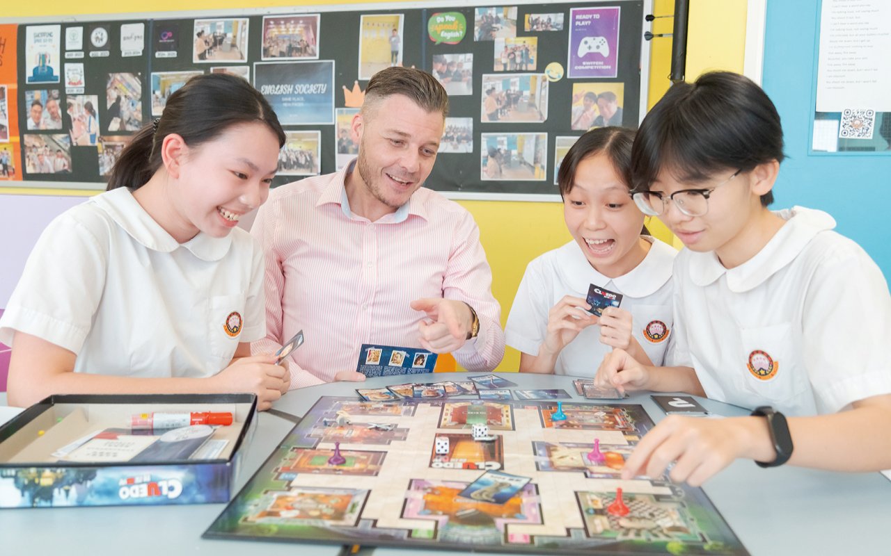 透過與外籍人士的互動,學生在日常交流中活學活用英語