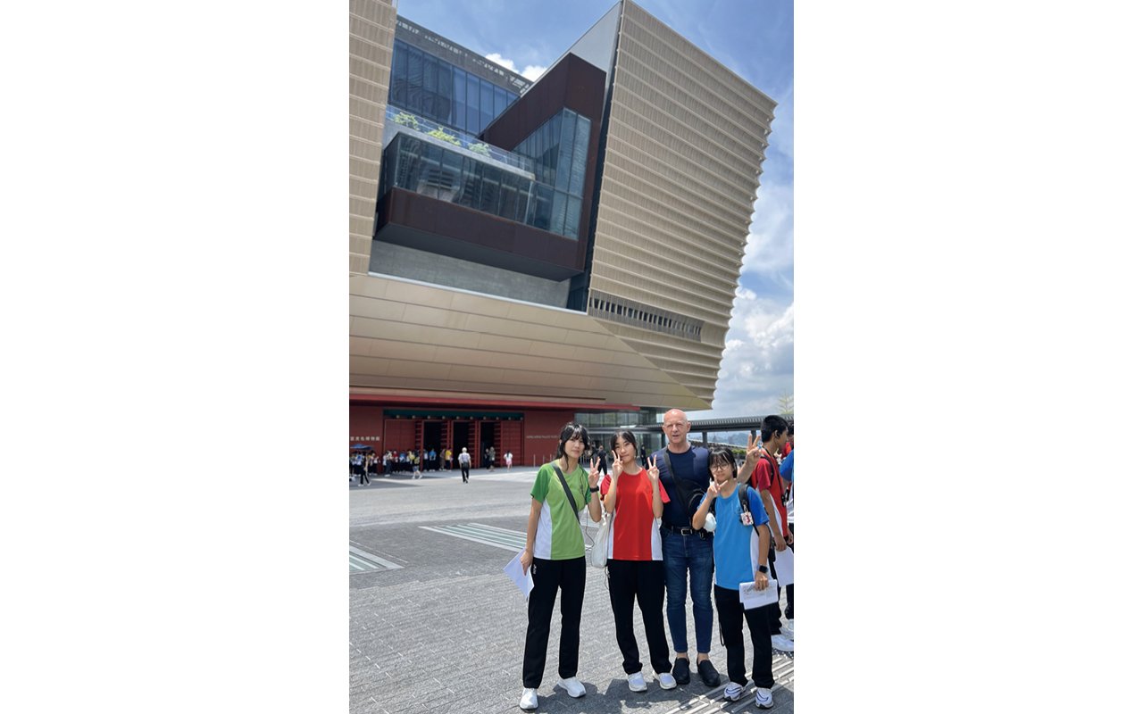 外籍老師還會帶領學生走出校園,參觀香港的地標性建築和旅遊景點