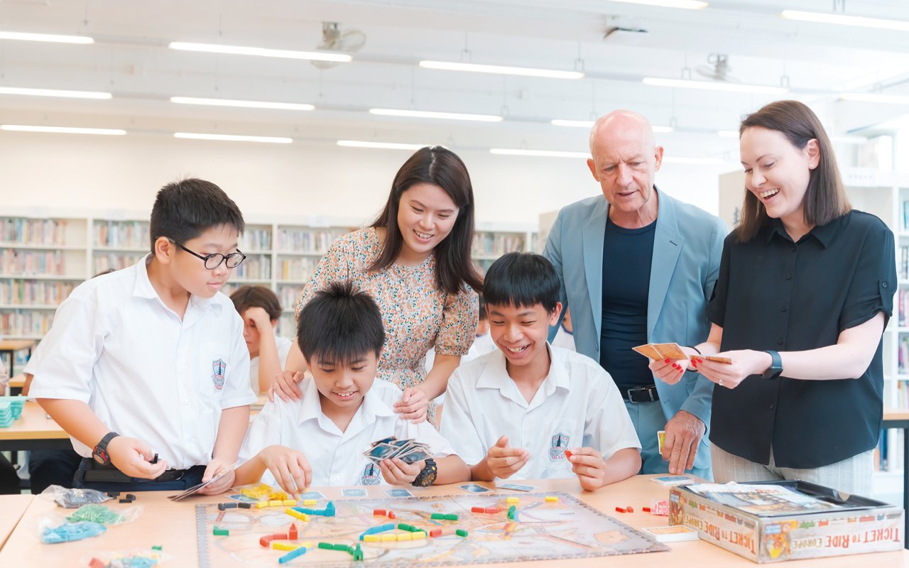 學校除了為學生度身打造英文閱讀計劃,並在每個班級設立英文圖書角