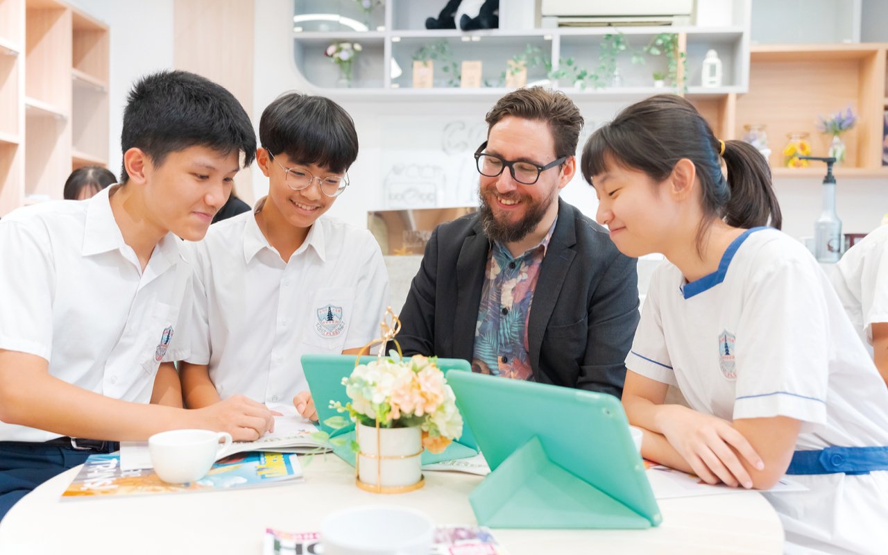 學校舉行初中英文課後班,讓需要額外幫助的學生鞏固英文閱讀技巧和語法規則