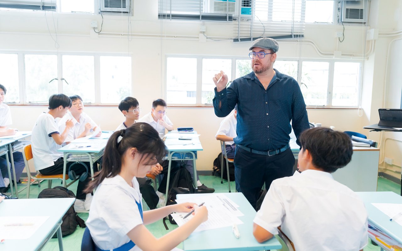 學校在課程上提供全英語教學環境,以培養創意思維和解決問題的能力