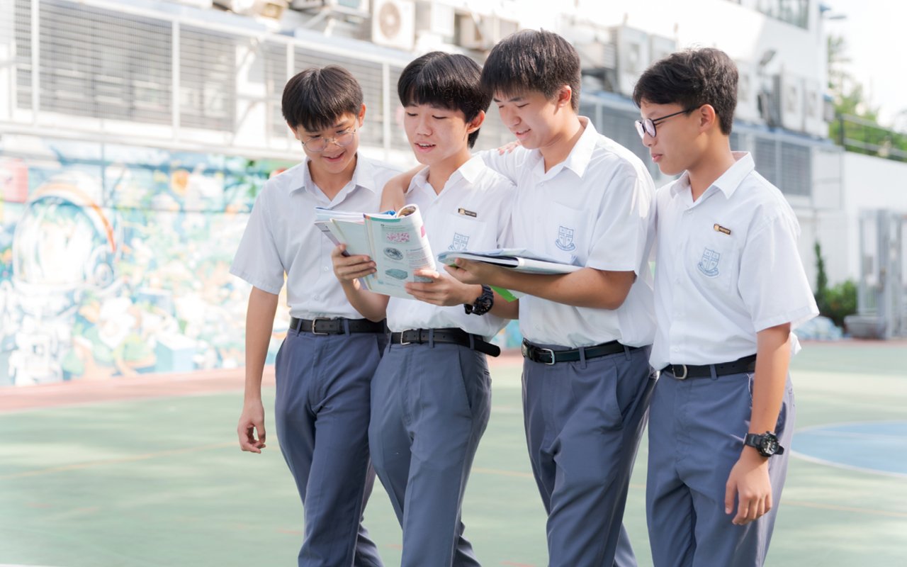 學校希望學生學好英文,還希望他們能緊貼社會發展趨勢
