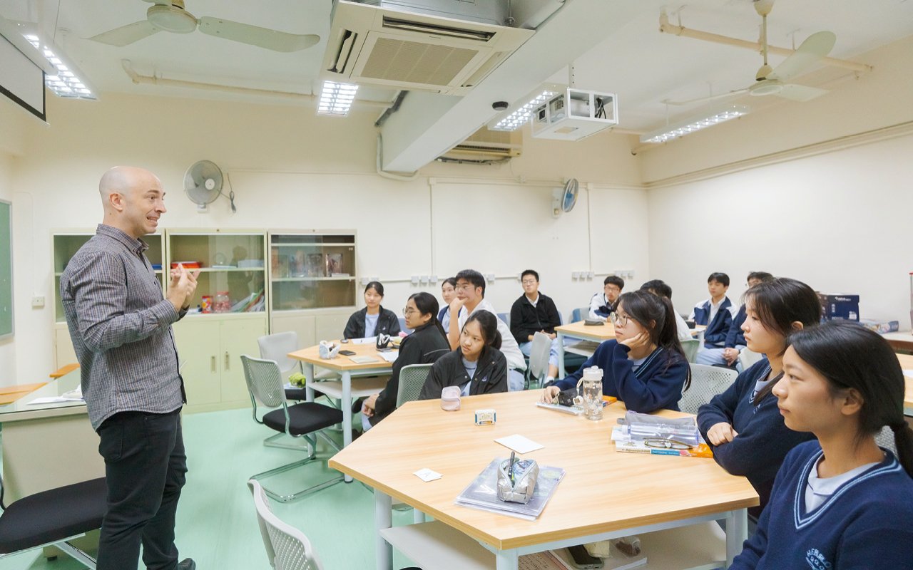 透過以英語為主的教學模式,學生需要以英語完成課堂任務