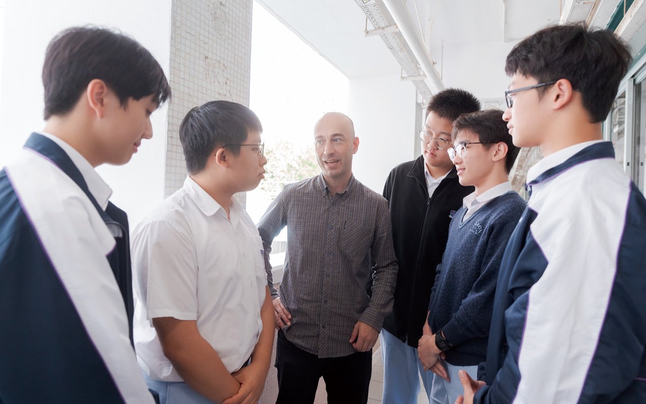 在與他人的互動中,逐漸增強自信