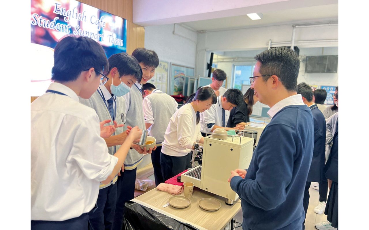 副校長在English Cafe品嚐咖啡