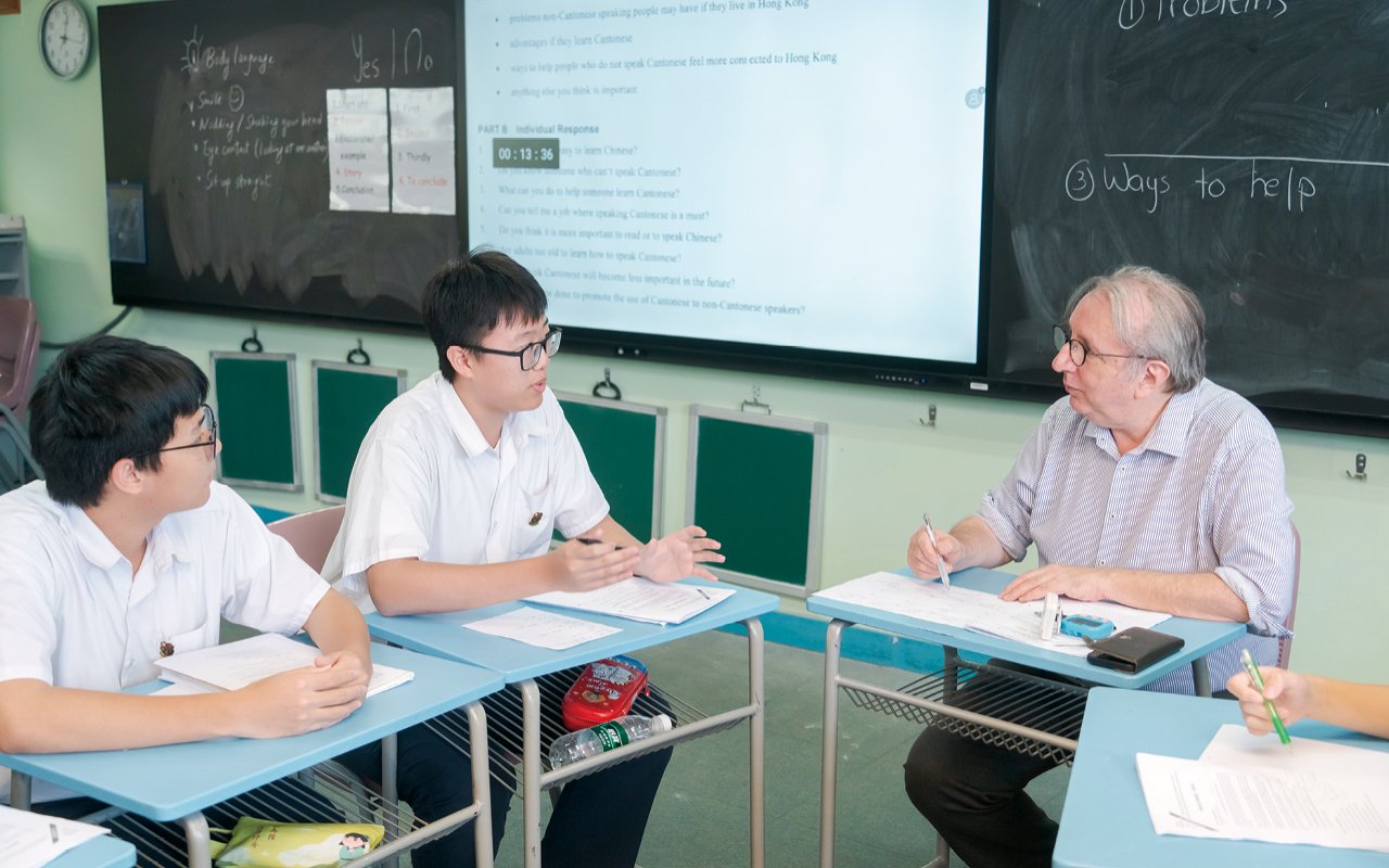 在中一階段,教學團隊先教導同學通過辨別詞彙的發音音節拼出單詞的發音