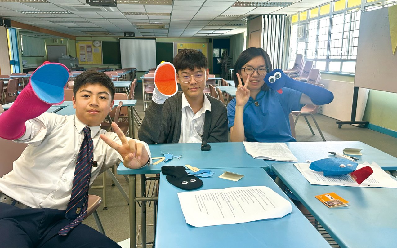 學校開設English Sock Puppets(英語布偶)