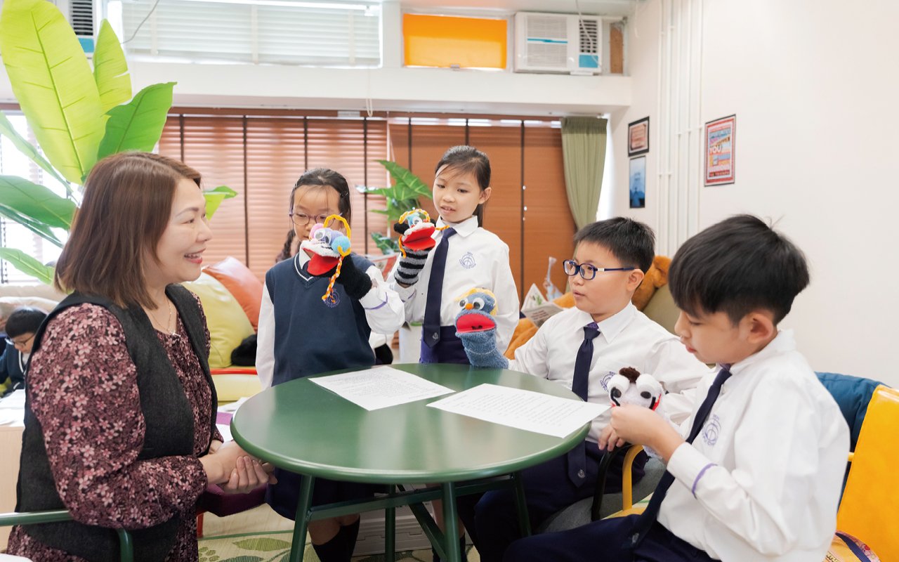 在英文教育方面,宋曼茹校長採用「Serving to learn, learning to serve」的方針