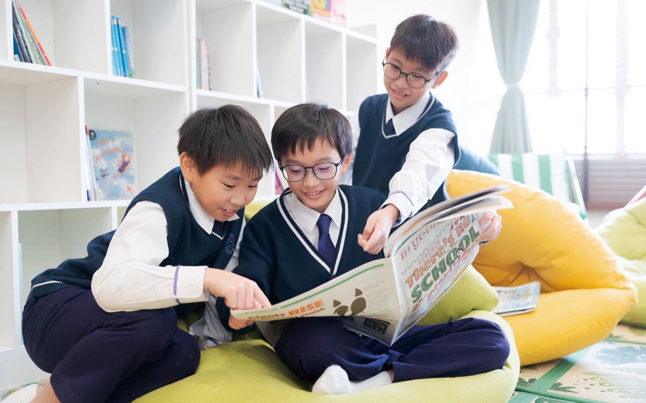 學校安排學生進行剪報活動,累積詞彙並討論重點
