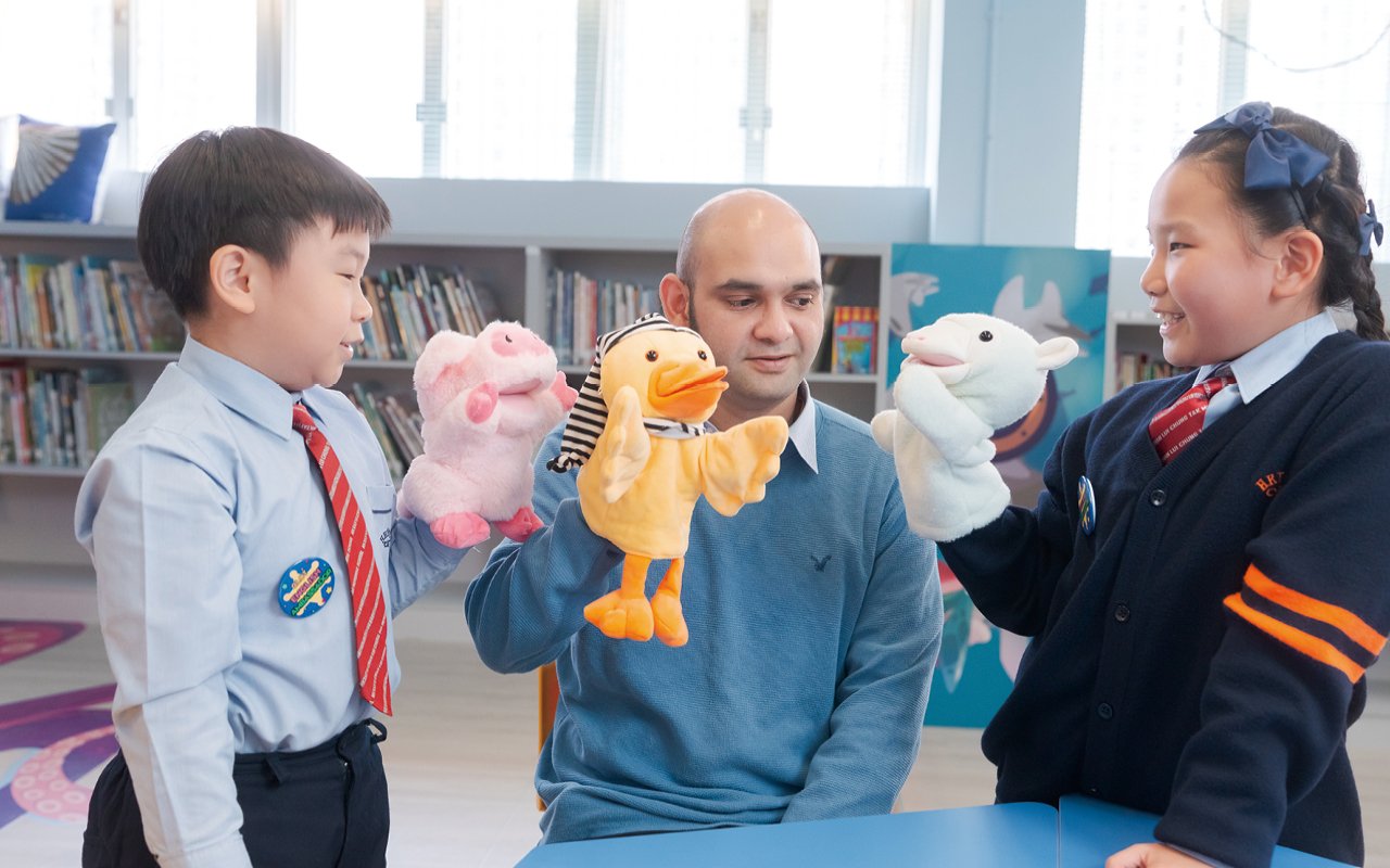 聘請八位全職外籍英語老師長期駐校,專責學生的英文教學