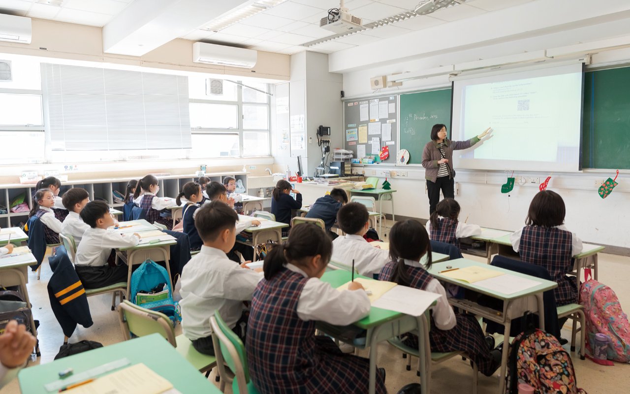學校將英文科課程與價值觀教育相融合,並將教育滲透在學生息息相關的校園生活中