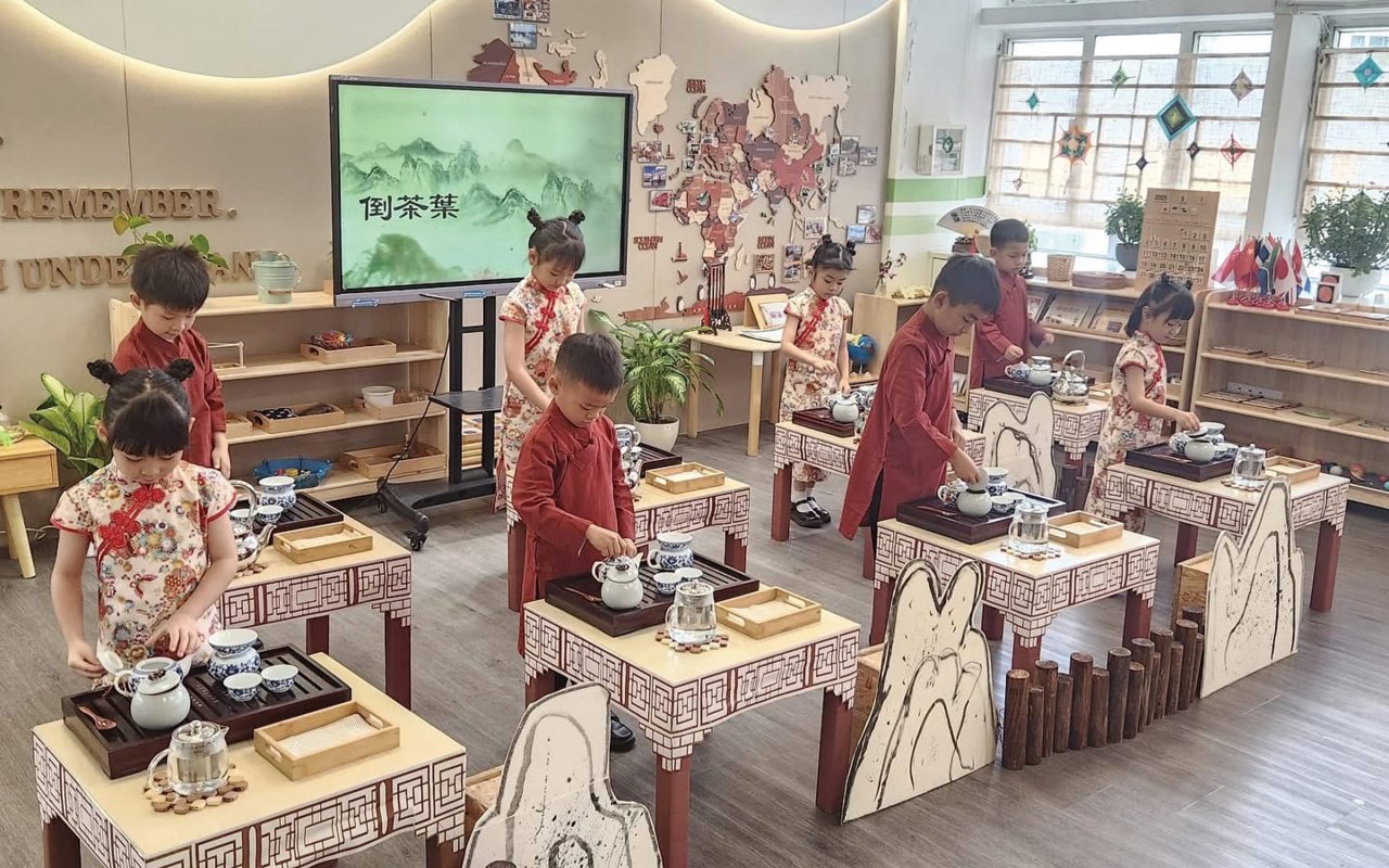 舉行「奉茶禮」, 並獻上四式點心